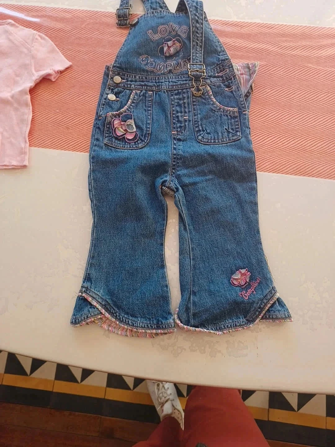 Conjunto macacão de jeans e camiseta Complices 18 meses – photo 12